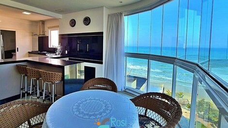 4-suite apartment on the beachfront in Meia Praia SC