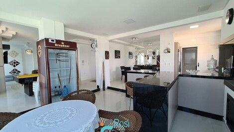 4-suite apartment on the beachfront in Meia Praia SC