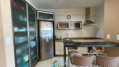 Apartamento 4 dormitórios frente mar Meia Praia SC