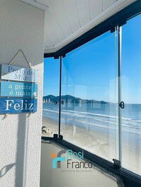 Apartamento 5 suítes frente mar Meia Praia SC