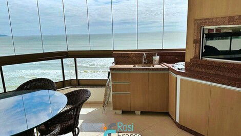 5 suite apartment facing the sea in Meia Praia SC