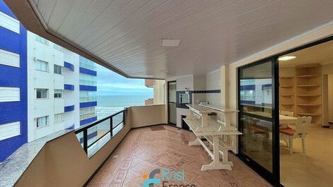 Apartamento 5 suítes frente mar Meia Praia SC