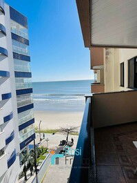 5 suite apartment facing the sea in Meia Praia SC