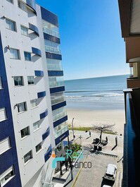 5 suite apartment facing the sea in Meia Praia SC