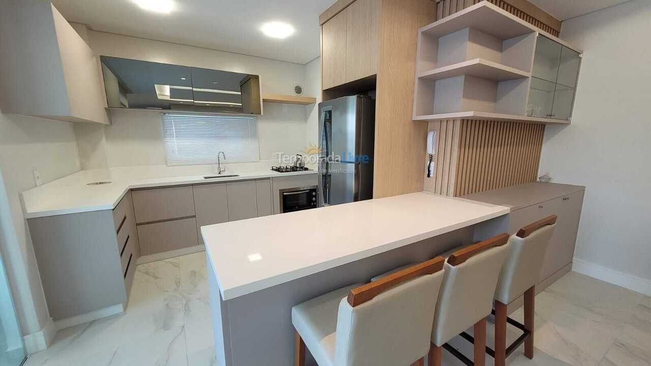 Apartamento para aluguel de temporada em Itapema (Meia Praia)