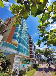 Apartamento 3 suítes frente mar Meia Praia SC