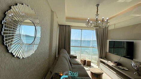 Apartamento 3 suítes frente mar Meia Praia SC