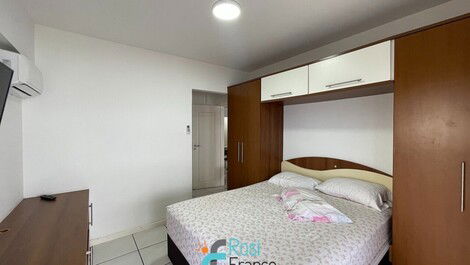 Apartamento 3 dormitórios frente mar Meia Praia SC