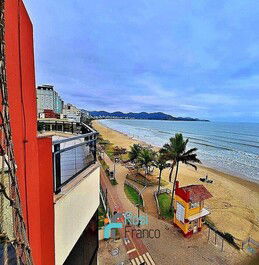 Apartamento 4 quartos frente mar Meia Praia SC