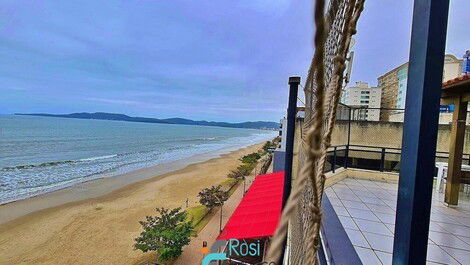 Apartamento 4 quartos frente mar Meia Praia SC