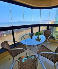 4 bedroom apartment facing the sea in Meia Praia
