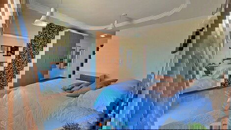 4 bedroom apartment facing the sea in Meia Praia