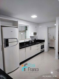 Apartamento 3 suítes vista mar Meia Praia SC