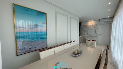 4-suite apartment on the beachfront in Meia Praia SC