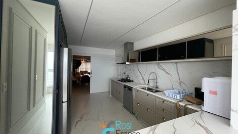 4-suite apartment on the beachfront in Meia Praia SC