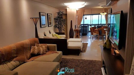 Apartamento 4 dormitório frente mar Meia Praia SC