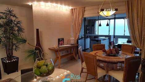 Apartamento 4 dormitório frente mar Meia Praia SC