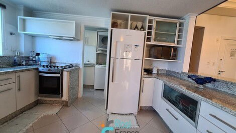 Apartamento 4 suítes vista mar Meia Praia SC