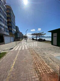 HERMOSO APARTAMENTO FRENTE AL MAR EN ITAPEMA