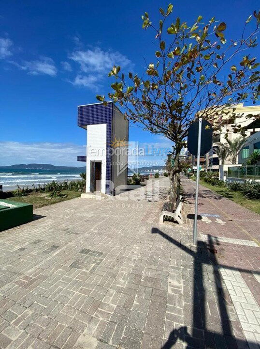 Apartamento para aluguel de temporada em Itapema (Meia Praia Frente Mar)