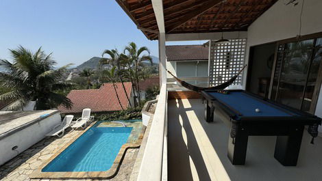 Casa con piscina, billar, aire acondicionado y vistas a la playa.