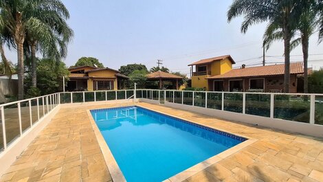 Finca de Alto Estándar con Piscina en Condominio LT0049