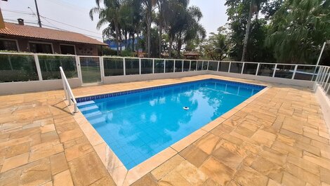 Chácara de Alto Padrão com Piscina em Cond. LT0049