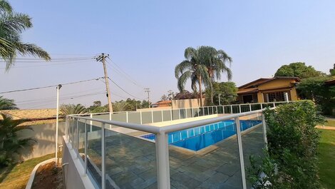 Finca de Alto Estándar con Piscina en Condominio LT0049