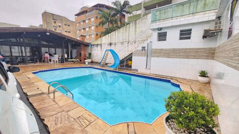 Piscina com escorregador