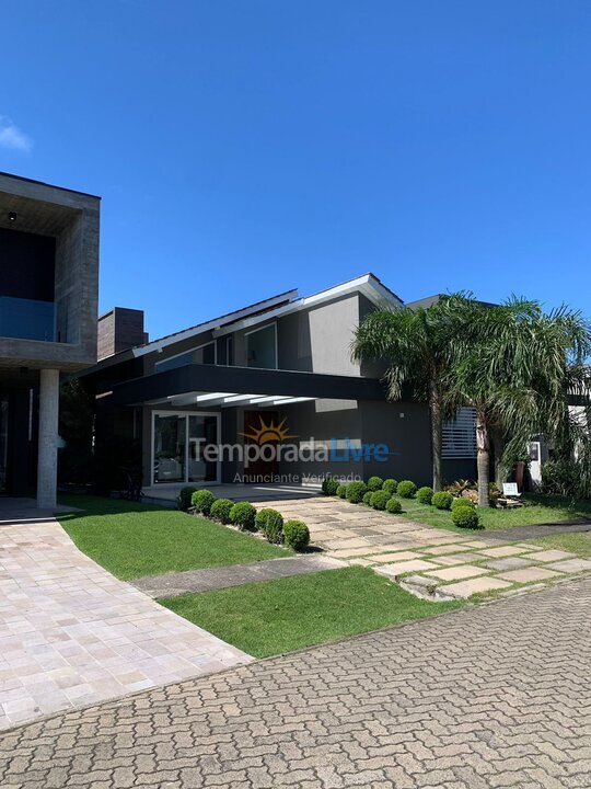 Casa para aluguel de temporada em Capão da Canoa (Parque Antártica)