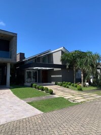 Luxury Home in the Ilhas Resort Condominium