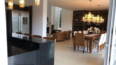 Casa Luxuosa no Condomínio Villaggio Atlântida