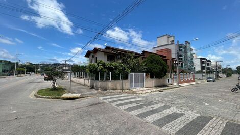 Casa na Av. Fragata, 250 metros da praia de Bombas