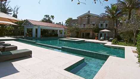 UNA MANSION FACING THE SEA