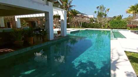 UNA MANSION FACING THE SEA