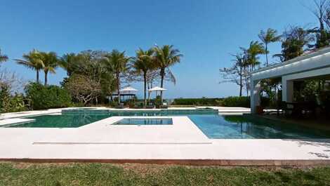 UNA MANSION FACING THE SEA