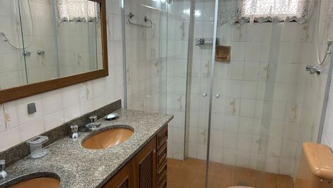 Precioso apartamento en la playa Pitangueiras, en Guarujá para la temp