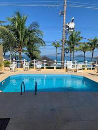 Piscina do condomínio com vista para o mar