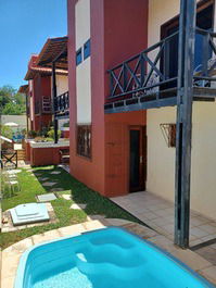 Duplex com jardim e piscina e churrasqueira