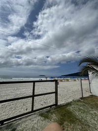 Beachfront house with pool - Ingleses