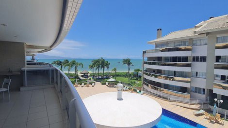 Luxurious Apartment with 3 Suites with a wide view of the sea!