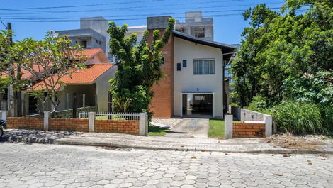 Casa com piscina a 200 metros do mar na praia de Mariscal