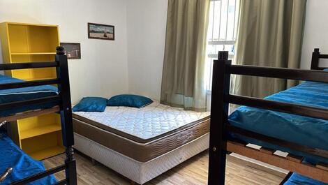 Quarto 2. equipado com 1 cama de casal e 2 beliches com espelho corpo inteiro atrás da porta tbm. 