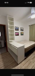 Quarto suite, equipado com 1 cama de casal, 1 beliche e guarda roupa. ao lado esquerdo entrada do banheiro. 