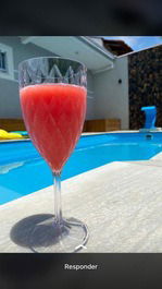 Refresco na beira da piscina. 