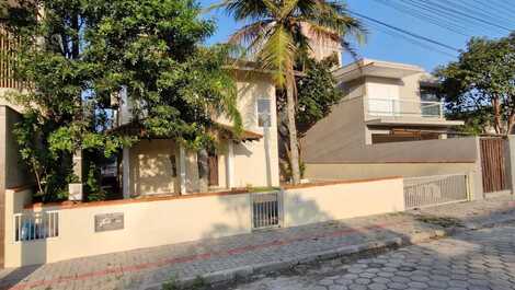 House with Pool and 4 Bedrooms 200m from Mariscal Beach