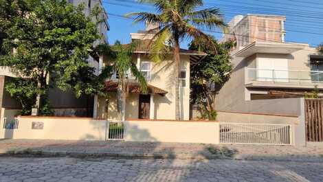 Casa com Piscina com 4 Quartos a 200m da Praia do Mariscal