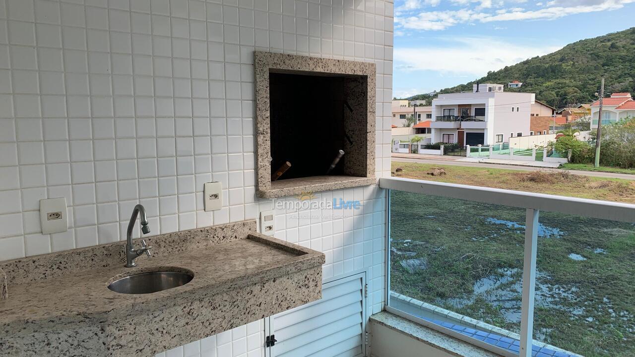 Apartamento para aluguel de temporada em Governador Celso Ramos (Praia de Palmas)