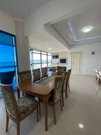 Apartment with 3 suites in Meia Praia, comfort and seafront.