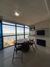 Apartment with 3 suites in Meia Praia, comfort and seafront.